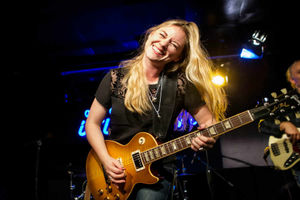 Supporting image for story: Black Country's Joanne Shaw Taylor to play Birmingham
