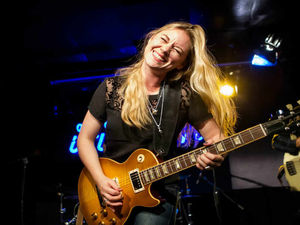 Supporting image for story: Black Country's Joanne Shaw Taylor to play Birmingham