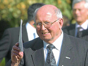 Supporting image for story: Hundreds pay their respects to ex-mayor