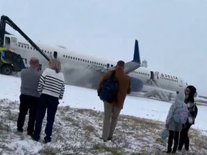 Supporting image for story: Four hurt as Delta plane aborts take-off from snowy Atlanta airport
