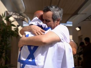 Supporting image for story: In Pictures: Israeli hostages and Palestinian prisoners are welcomed home