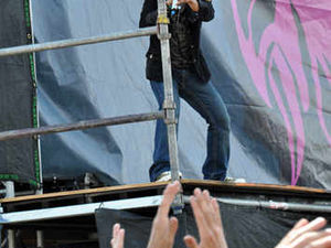 Supporting image for story: The sun shines on Download rockers