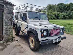 Supporting image for story: New ‘drop in’ kit can easily convert classic Defender to electric power