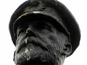 Supporting image for story: Visitor is disgusted by state of Titanic statue