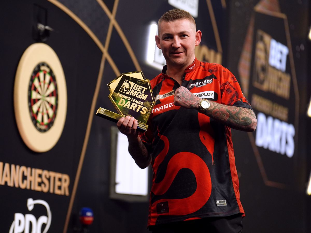 Nathan Aspinall comes out on top after coming from behind to beat Luke Humphries