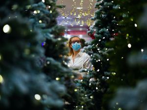 Supporting image for story: Medical journals warn Christmas easing of Covid-19 rules will ‘cost many lives’