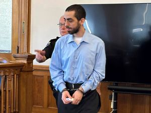 Supporting image for story: Salman Rushdie attack: Attempted murder trial on hold after defence request