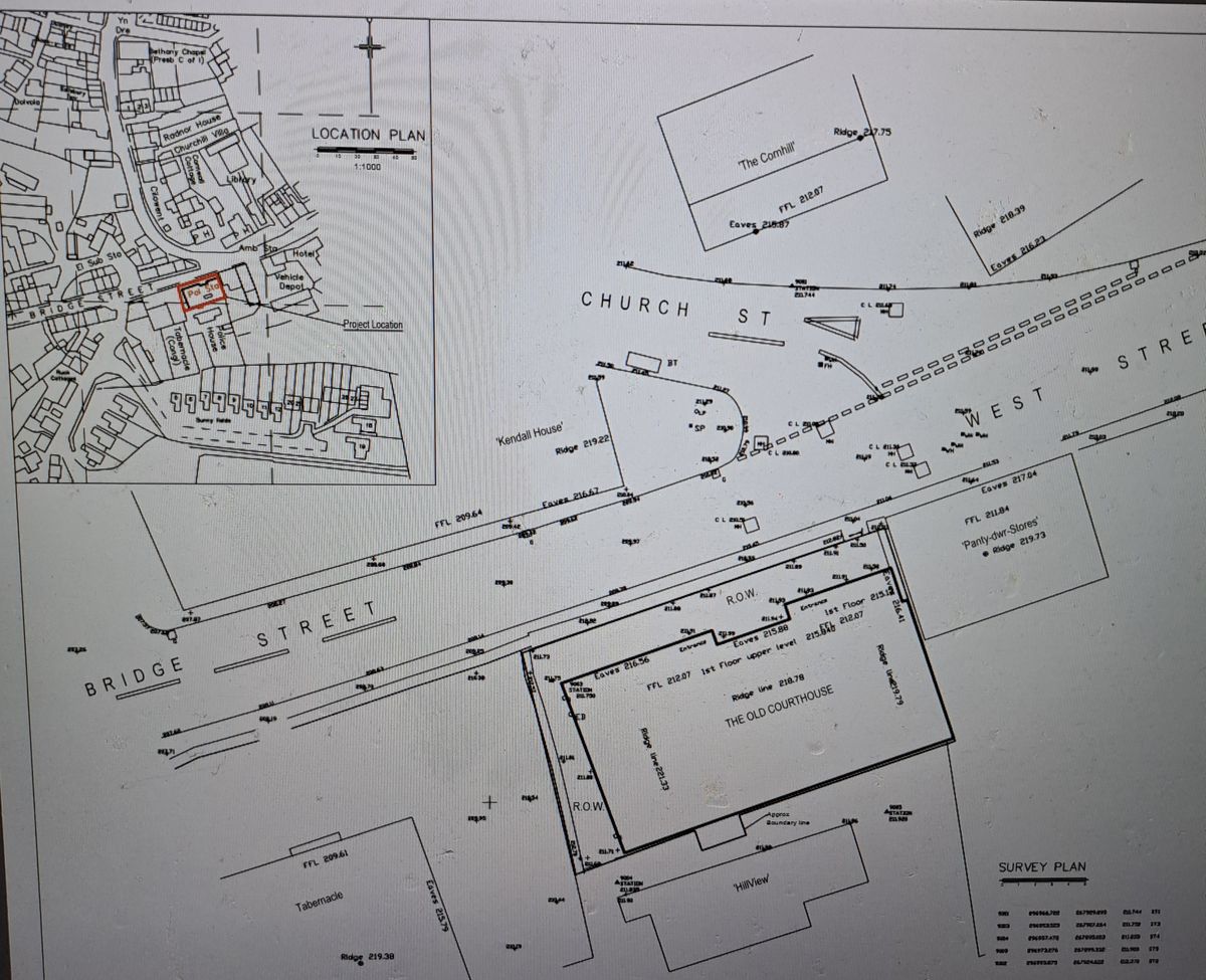 Plans to alter an old court and former police station in Rhayader, have been supported by the town council