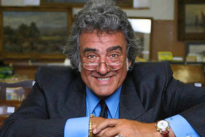 Supporting image for story: David Dickinson filming Real Deal show in Shrewsbury