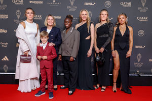 PARIS, FRANCE - SEPTEMBER 22: (L-R) Lucy Bronze, Sonia Bompastor, a guest, Hannah Hampton, Wieke Kaptein and a guest attend the 69th Ballon D'Or Photocall at Theatre Du Chatelet on September 22, 2025 in Paris, France. (Photo by Pascal Le Segretain/Getty Images)
