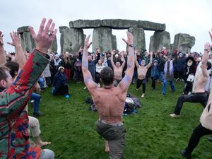 Supporting image for story: Thousands greet dawn with cheers at Stonehenge to mark winter solstice
