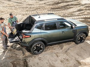 Supporting image for story: Dacia Duster gets the rough and ready pick-up truck treatment