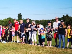 Supporting image for story: Lion Farm: Human chain demo against shopping centre plans