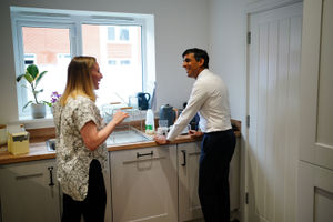 Prime Minister Rishi Sunak speaks with homeowner Jennifer Norton, as he makes a cup of tea in a number 10 mug, in her home during a visit to Crofton Park, near Rednal, Birmingham
