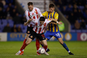 Lynden Gooch of Sunderland and Tom Bloxham of Shrewsbury Town. (AMA)