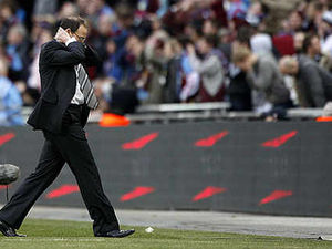 Supporting image for story: Villa beaten in Carling Cup final