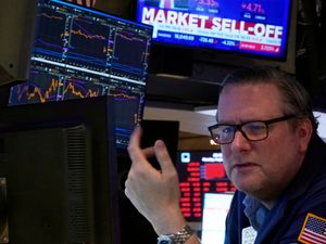 Supporting image for story: Wall Street tumbles as fears about slowing US economy worsen