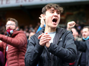 Supporting image for story: Minister: Football fans should 'use their own judgement' on mask wearing in stadiums