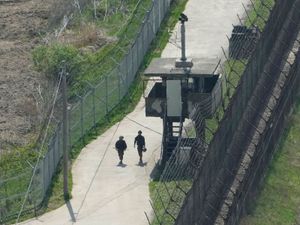 Supporting image for story: South Korea fires warning shots as North Korean soldiers briefly cross border