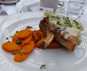 Porkchop, creamy leek sauce with sweet potatoes & veg