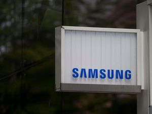 Supporting image for story: Samsung fined for misleading Australian phone ads