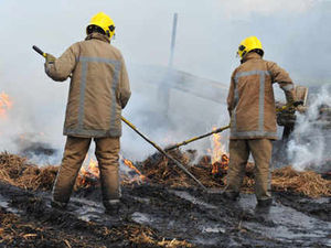 Supporting image for story: Thousands flee blaze at fireworks display