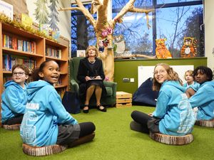 Supporting image for story: German president’s wife reads Christmas story to London primary school children