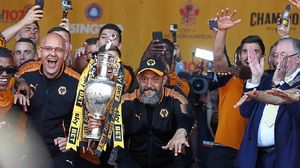 Nuno celebrates with the title (AMA)