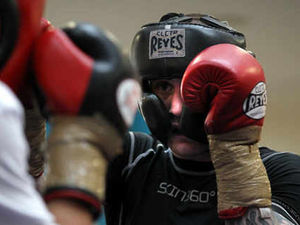 Supporting image for story: Schoolboy boxers move on after Midlands