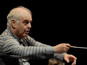 Side view of Daniel Barenboim while conducting