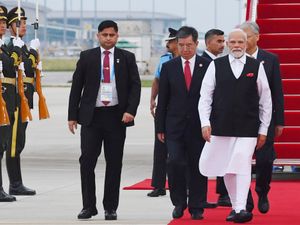 Supporting image for story: Chinese and Indian leaders meet in formal thaw in relations