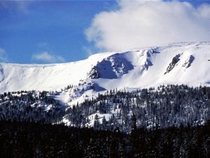 Supporting image for story: 174 skiers and snowboarders rescued after ski lift in Colorado cracks