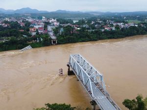 Supporting image for story: Bridge collapses as more rain falls in Vietnam, raising storm death toll to 21