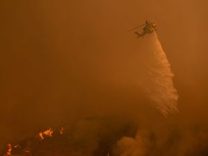 Supporting image for story: Fire crews scramble to contain Los Angeles blazes before winds return