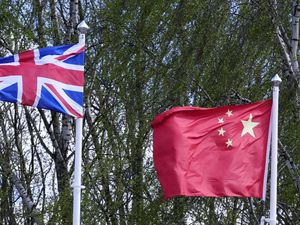 Supporting image for story: UK seeks ‘trade and investment relationship’ with China despite spying risk