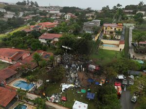 Supporting image for story: Families of Brazilian plane crash victims gather in Sao Paulo