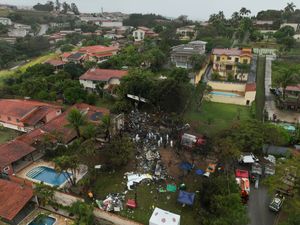Supporting image for story: Families of Brazilian plane crash victims gather in Sao Paulo