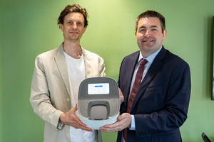 Shaun Davies MP with Entia's founder and CEO Dr Toby Basey-Fisher.