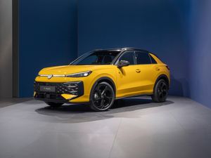 Supporting image for story: Volkswagen reveals second-generation T-Roc