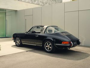 Supporting image for story: Fully restored Porsche 911 Targa sells for nearly £950,000 at auction