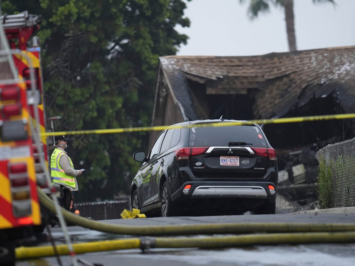 Small plane crashes into US neighbourhood setting homes and vehicles on fire