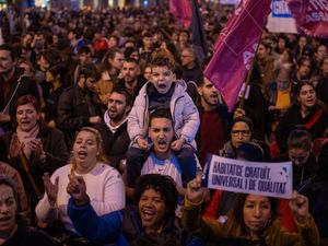 Supporting image for story: Tens of thousands protest in Barcelona over soaring rental costs