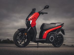 Supporting image for story: Seat cuts price of electric MO scooter for August