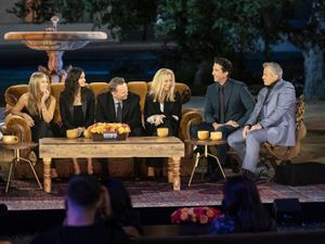 Supporting image for story: Lisa Kudrow reveals she recently found note from Friends co-star Matthew Perry