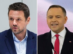 Supporting image for story: Poles rally behind competing candidates as presidential vote nears