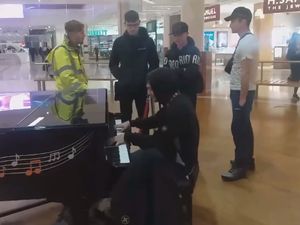 Supporting image for story: WATCH: Teenager stuns Merry Hill shoppers with impromptu piano performance