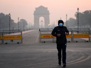 Supporting image for story: Smog cloaks Delhi as Diwali firecrackers push air pollution to hazardous levels