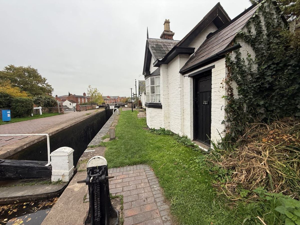 Look: Inside a quaint and bijou lockside building and former toll house in Stourport which could be yours for &pound;14,000