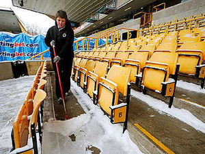 Supporting image for story: Wolves fight to get Molineux ready