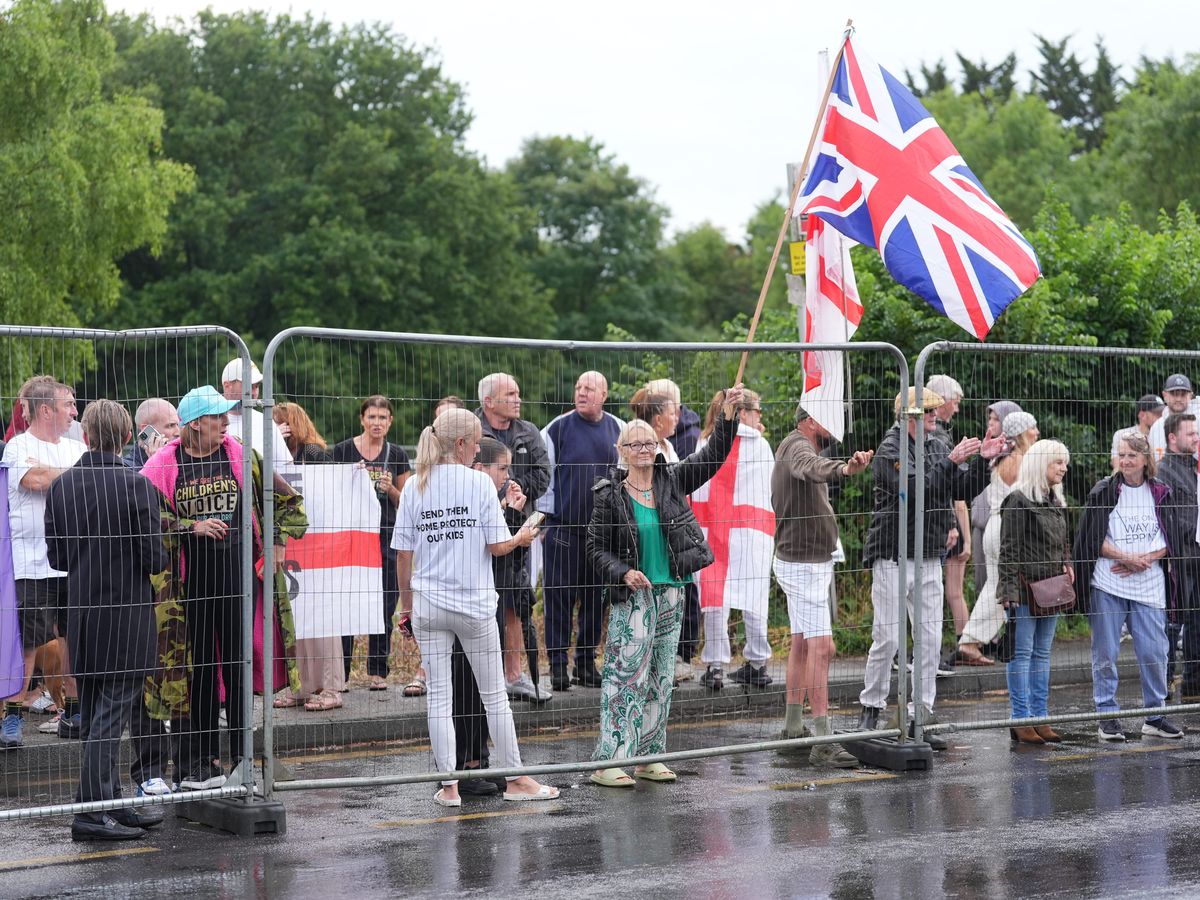 Peaceful protest outside Epping asylum hotel